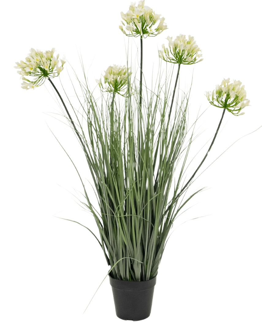 Der feuerhemmende Kunstrasen-Topf aus weißem Agapanthus-Zwiebelgras, 90 cm, ist eine Kunstpflanze in einem Topf mit hohen grünen Blättern und sechs Büscheln kleiner, hellgelber Blüten an langen Stielen vor einem schlichten weißen Hintergrund.