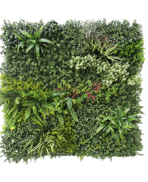 De Kunsthaag Prestige 100x100 cm UV is een vierkant paneel met dicht, groen kunstgroen gebladerte en verschillende kunstplanten, gerangschikt om een weelderige verticale tuin te vormen die ideaal is voor een levendige wanddecoratie.