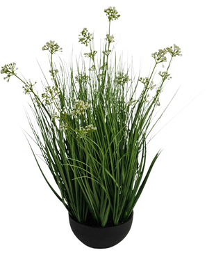 Der feuerhemmende Kunstrasen-Lauchblumen-Zwiebelgrastopf (60 cm) hat hohe, dünne, grasähnliche grüne Blätter mit kleinen weißen Blütenbüscheln in einem schwarzen Topf vor einem weißen Hintergrund.