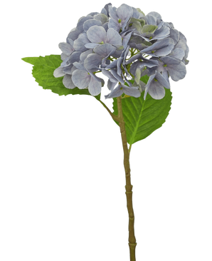 De Kunst Hortensia Deluxe 55 cm paars heeft een enkele lichtpaarse stengel met afgeronde bloemblaadjes en twee groene bladeren, tegen een witte achtergrond.