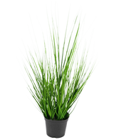 Die feuerhemmende Kunstrasenpflanze Zwiebel 48 cm ist ein kleiner schwarzer Kunststofftopf mit langen, dünnen, leuchtend grünen, grasähnlichen Blättern vor einem schlichten weißen Hintergrund.