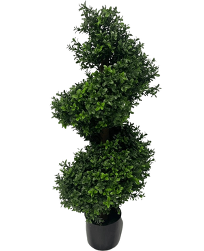 Die künstliche Buchsbaumspirale im römischen Stil UV 90 cm ist eine spiralförmige künstliche Formschnittpflanze mit dichten grünen Blättern in einem schwarzen Topf vor einem schlichten weißen Hintergrund.