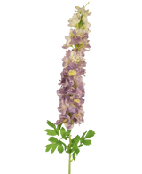 De Kunstbloem Delphinium 105 cm lila is een kunststeel van lichtpaarse en crème delphinium bloemen met groene bladeren, tegen een witte achtergrond.