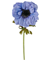 Een enkele Kunstbloem Anemoon 35 cm blauw met rucheblauwe bloemblaadjes, een donker hart en een groene stengel met een paar blaadjes tegen een witte achtergrond.